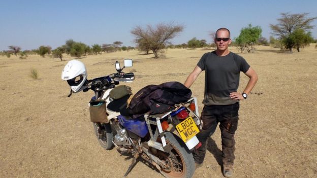 Stephen McGown e sua moto em deserto africano