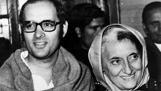 இளைய மகன் சஞ்சய் காந்தியுடன் இந்திரா காந்தி