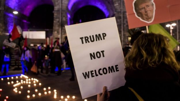 "Trump no eres bienvenido", dice un cartel de una manifestante en Davos.