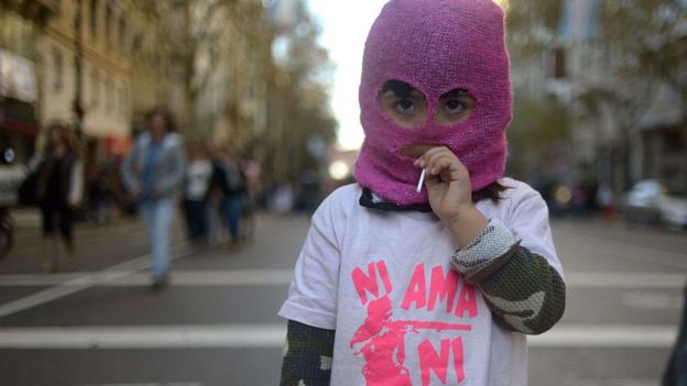 Niña argentina enmascarada protestando