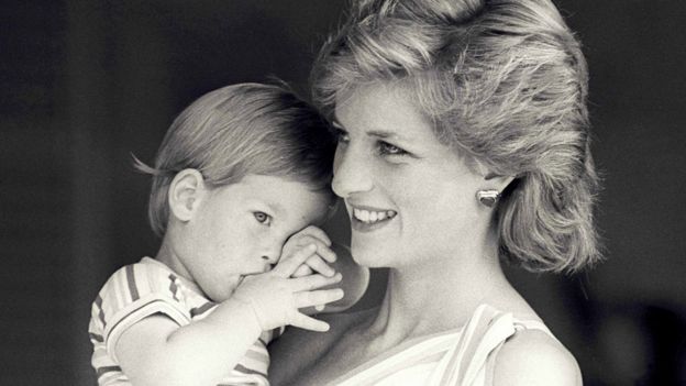 Harry junto a su madre cuando era bebé en 1988