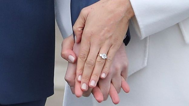 แหวนหมั้นที่เจ้าชายแฮร์รีทรงออกแบบเอง มีเพชรของเจ้าหญิงไดอานาซึ่งเป็นพระมารดารวมอยู่ด้วย