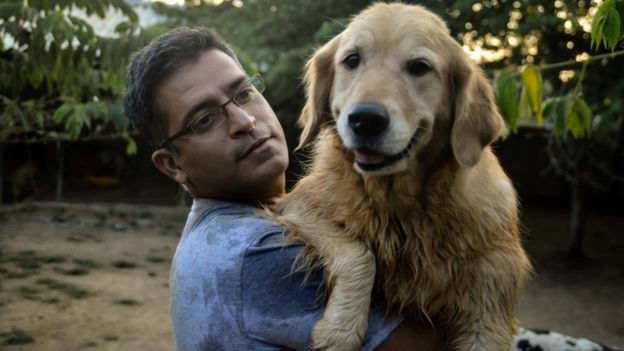 Rakesh Shukla con su primer perro, Kavya