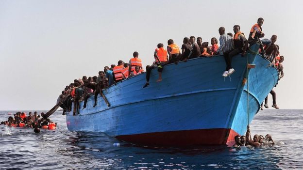 Los inmigrantes viajaban en una embarcación de madera