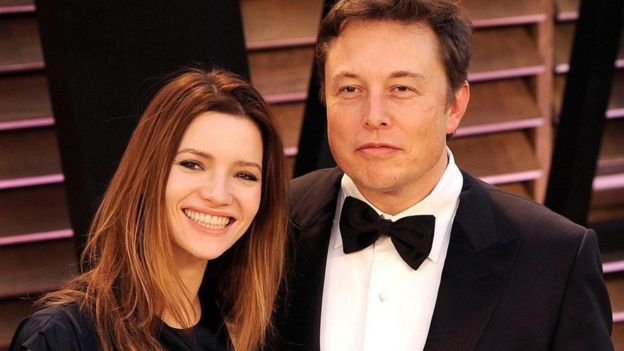 El millonario Elon Musk y su esposa