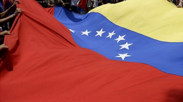 Bandera de Venezuela en manos de manifestantes