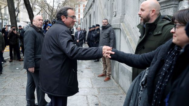 Josep Rull (C) says goodbye to wife Meritxell Lluis before returning to court in Madrid on 23 March 2018