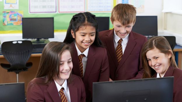 Niños con una computadora