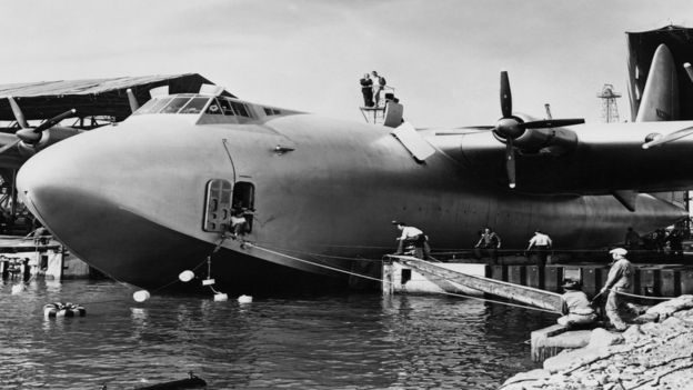 Howard Hughes encima del "Spruce Goose" poco antes de su vuelo inaugural, en 1947