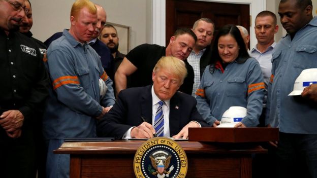 Трамп подписывает закон о тарифах в окружении рабочих
