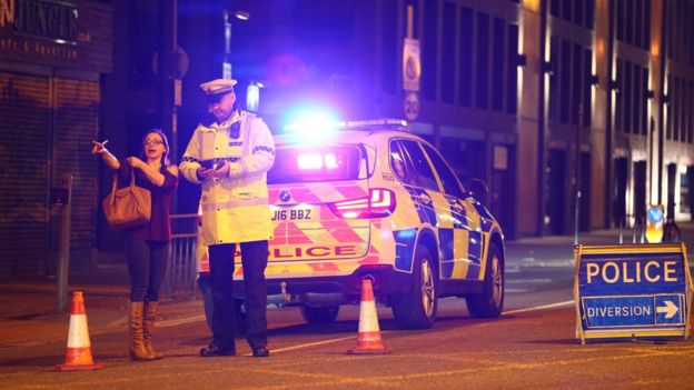 Una mujer y un policía en Manchester