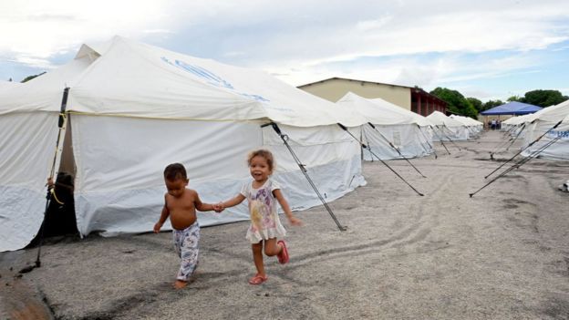Dos niños en un campo de refugiados para venezolanos en Brasil.