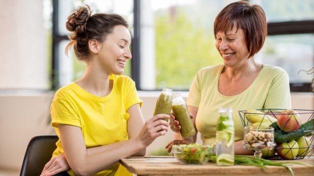 Madre e hija bebiendo un smoothie