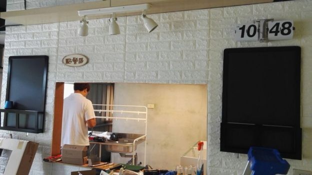 King Kong 爸妈的在台湾的港式餐厅正在装修中。