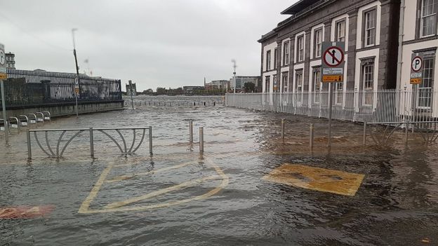 La tormenta causó inundaciones en Limerick, Irlanda.