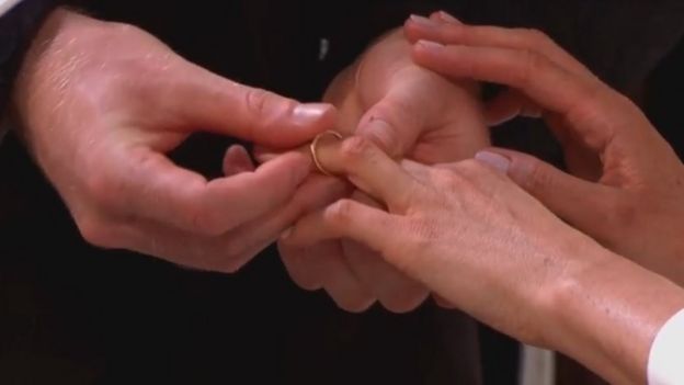 LIVE | அரச குடும்ப திருமணம்: மெகனுக்கு திருமண மோதிரத்தை அணிவித்தார் இளவரசர் ஹாரி