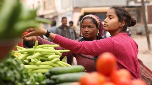 Monika e sua mãe, Sita, no mercado