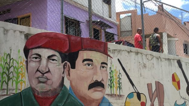 Un mural de Chávez y Maduro en el barrio de La Vega.