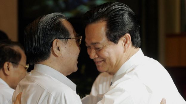 Thủ tướng mãn nhiệm Phan Văn Khải (trái), và tân Thủ tướng Nguyễn Tấn Dũng trong kỳ họp Quốc hội 2006
