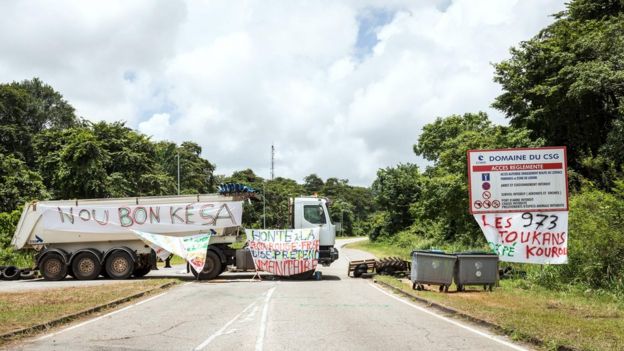 Un camión bloquea el acceso al Centro Espacial Guyanés en Kourou.