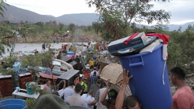 Venezolanos cruzan el río (Foto: Natalio Cosoy/ BBC Mundo)