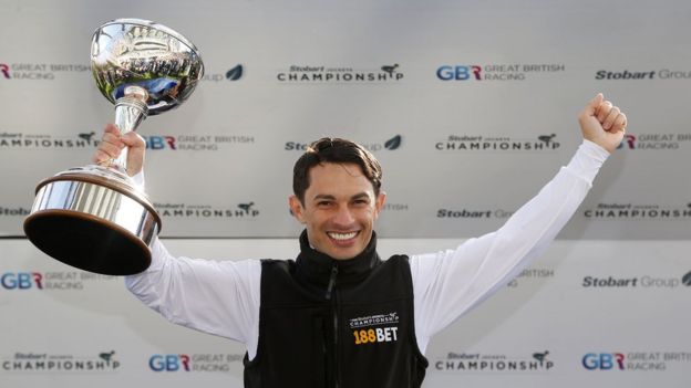 Silvestre de Sousa segura a taça de campeão