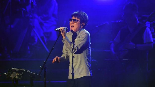 Cho Yong-pil cantando em Pyongyang