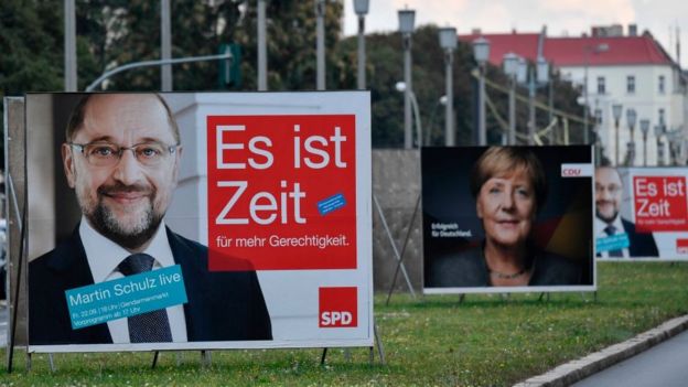 Pancarta del candidato socialdemócrata Martin Schulz enfrente de una pancarta de Angela Merkel de la Democracia Crisitana.