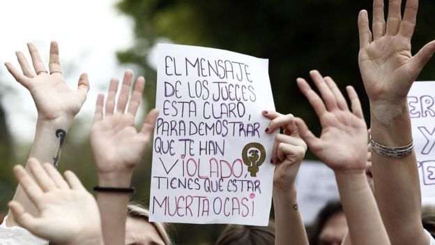 A hand-made protest sign reads in Spanish: "The judges' message is clear. To prove you've been raped, you must be dead or nearly dead"