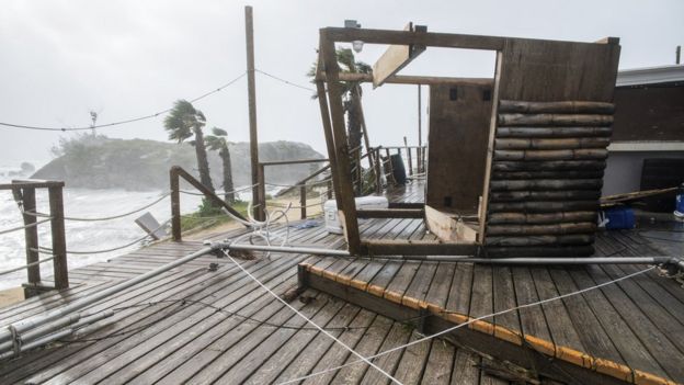 Bar destrozado por el huracán Nicole en la Bahía de Tobacco, en St George, Bermudas.