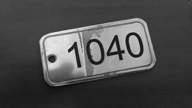 Pequeña placa metálica con el número 1040