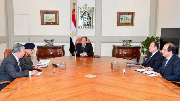 Preisdent Sisi sits with three ministers
