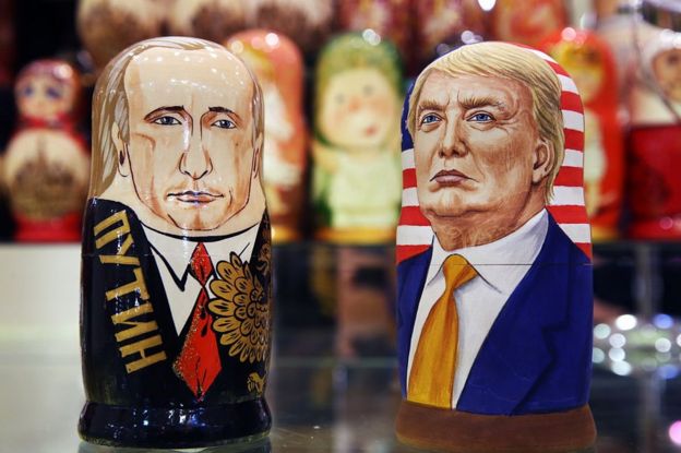 Muñecos rusos de Vladimir Putin y Donald Trump.