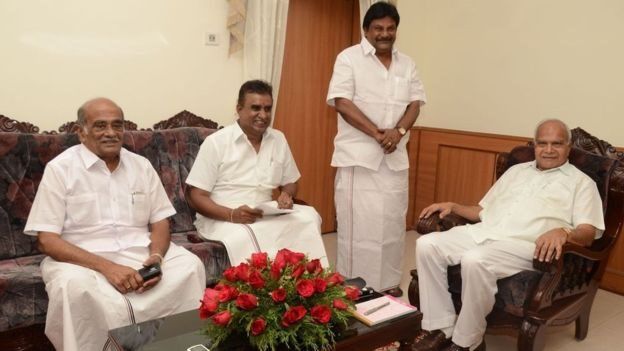 தமிழக ஆளுநர் பன்வாரிலால் புரோஹித்துடன் அமைச்சர் வேலுமணி மற்றும் மாநிலங்களவை உறுப்பினர் எஸ்.ஆர். பாலசுப்பிரமணியம்