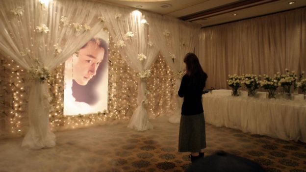 A woman visits a memorial shrine to the late Hong Kong film star and singer Leslie Cheung at the Mandarin Oriental hotel in Hong Kong, 01 April 2004, the location from where the 46-year-old star leapt to his death from the 24th floor one year before