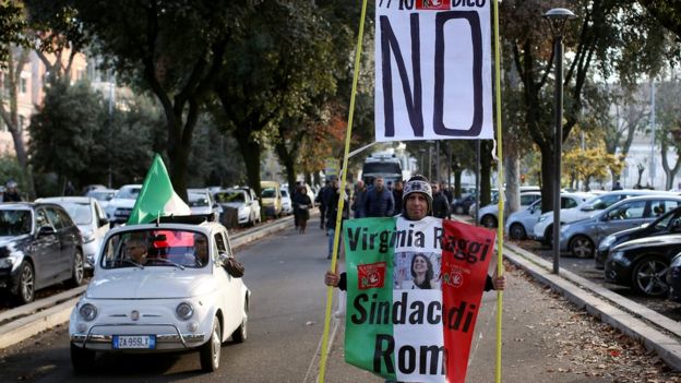 Un ciudadano haciendo campaña en contra de la reforma constitucional en Italia.