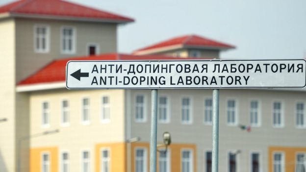 Una señal indica la dirección del laboratorio en las Olimpiadas de invierno de Sochi en 2014.