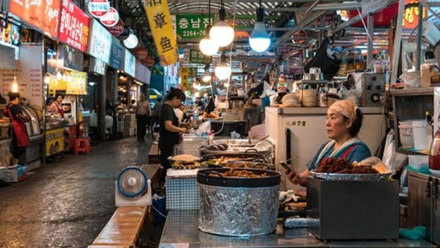 سوق محلي في كوريا الجنوبية يضم مطاعم عديدة