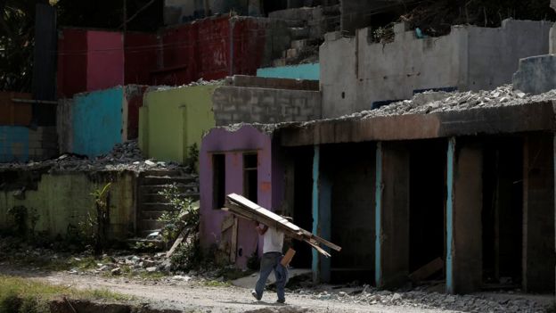 Un hombre recoge madera en un barrio pobre de San José, capital de Costa Rica.