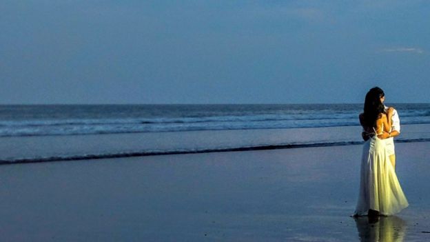 உலகை இயக்கும் காதல் - ஷான் விசாகன்