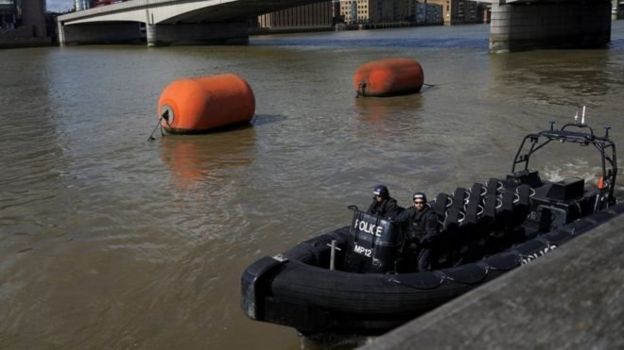 پلیس لندن رودخانه تیمز را زیر نظر دارد