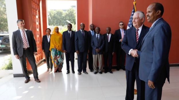 El secretario de Estado, Rexi Tillerson, junto a su homólogo de Yibuti, Mahamoud Ali Youssouf.