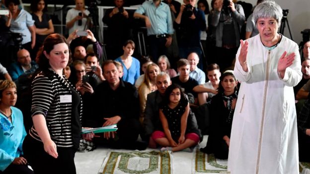 Ates menyiapkan tempat salat sebelum salat berjamaah.