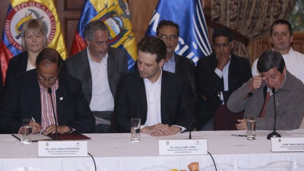 De izquierda a derecha: jefe negociador del gobierno colombiano, canciller ecuatoriano y jefe negociador del ELN.