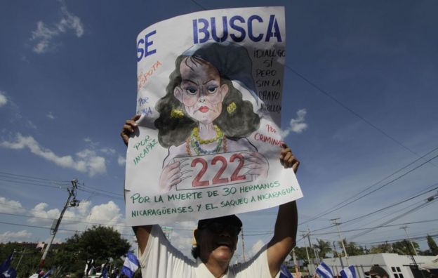Protestante en Nicaragua con un cartel de Rosario Murillo.