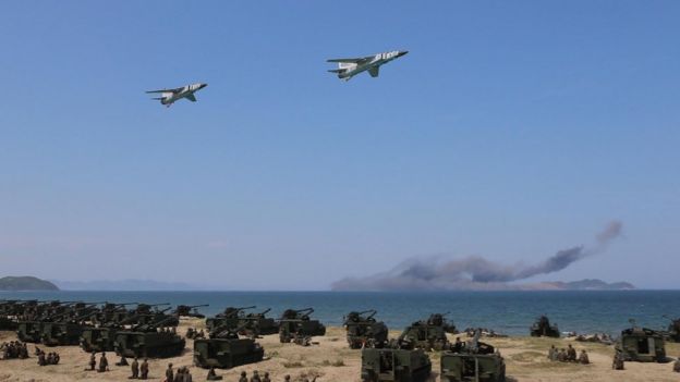 Aviones sobrevuelan la costa norcoreana.