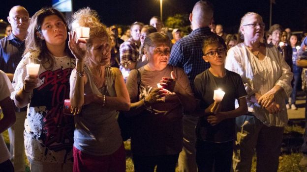Vigilia por las víctimas del tiroteo en Sutherland Springs.