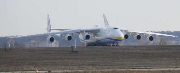 Un Antonov An-225 a punto de despegar.