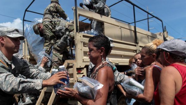 Elementos de la Guardia Nacional reparten ayuda a los puertorriqueños