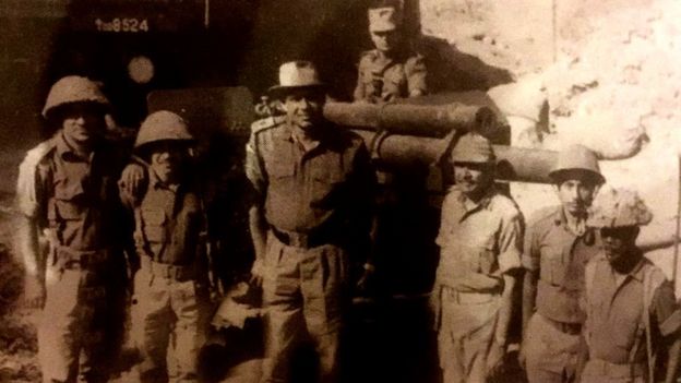 பங்களாதேஷுக்கான போருக்கு பிறகு வீரர்களுடன் சகத் சிங்